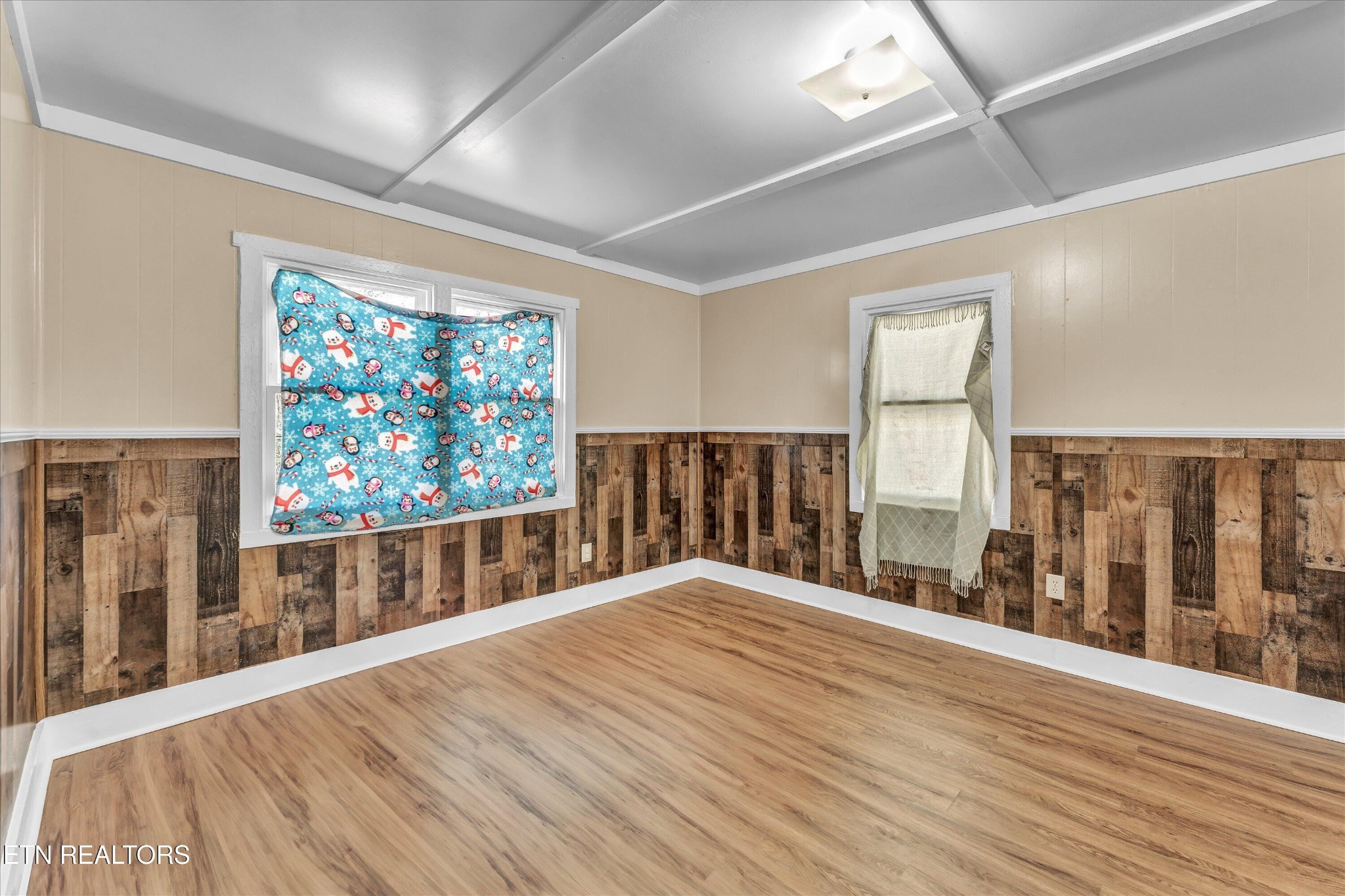 558560 West Outer Drive Oak Ridge, TN 37830 - Photo 19 of 29 a view of balcony with wooden floor