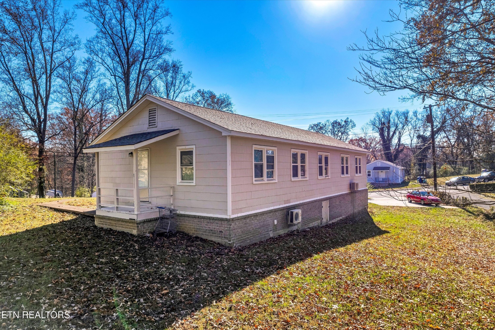 558560 West Outer Drive Oak Ridge, TN 37830 - Photo 2 of 29 a view of a house with a yard