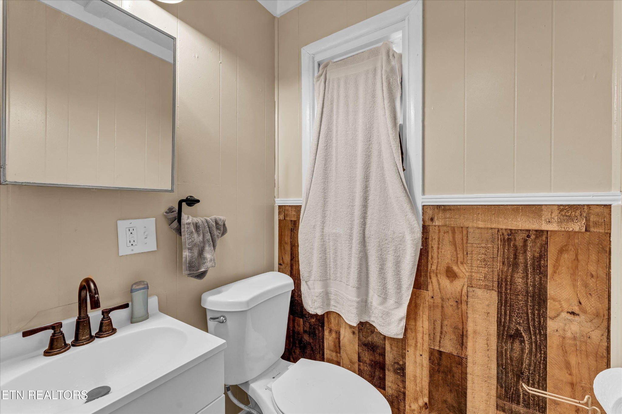 558560 West Outer Drive Oak Ridge, TN 37830 - Photo 21 of 29 a bathroom with a sink a toilet and shower curtain