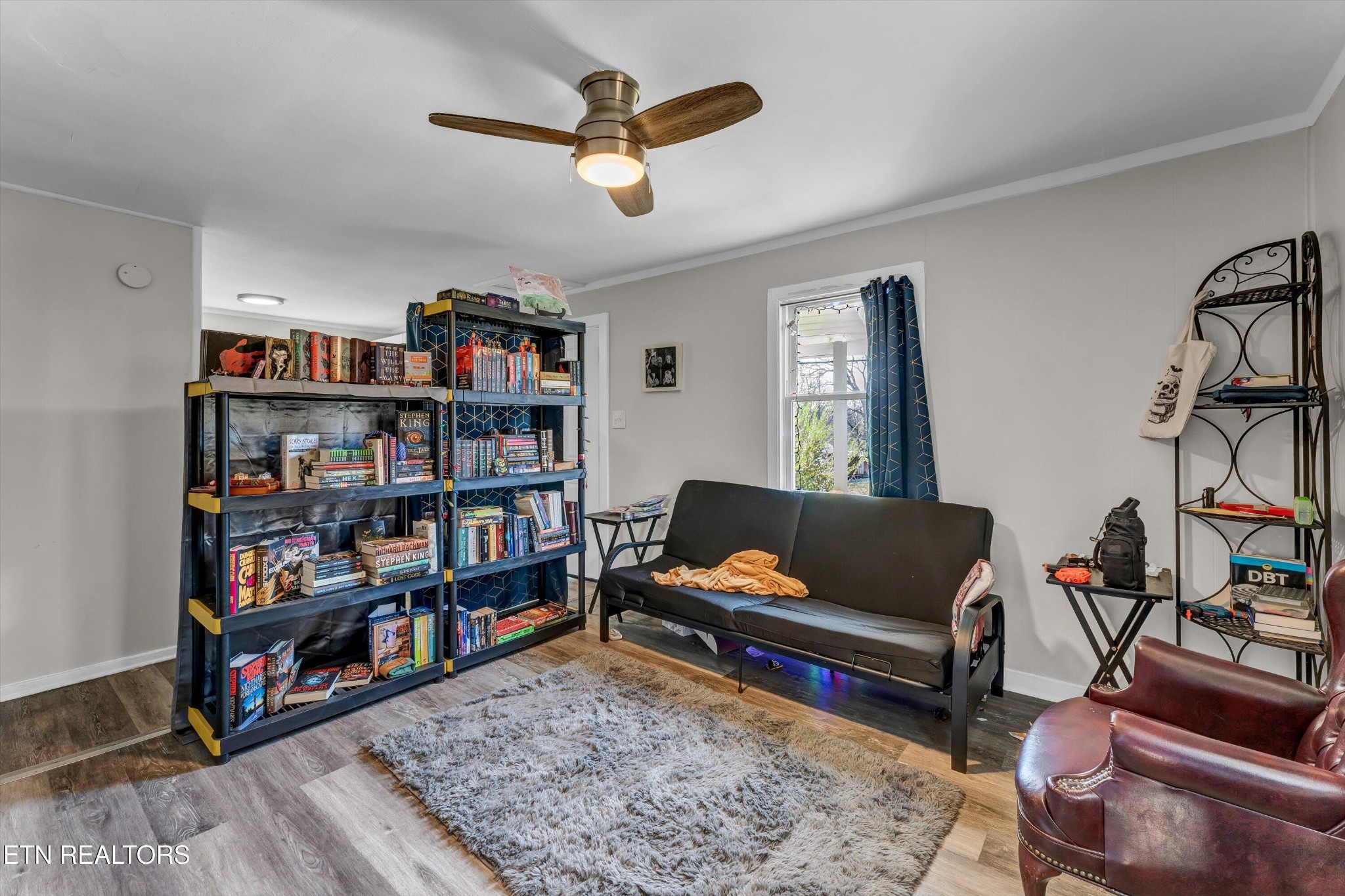 558560 West Outer Drive Oak Ridge, TN 37830 - Photo 5 of 29 a living room with furniture and a book shelf