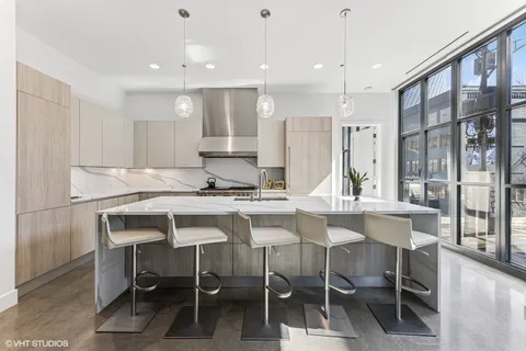 $3,200,000 | 900 West Washington Boulevard, Unit 202, Chicago, IL 60607