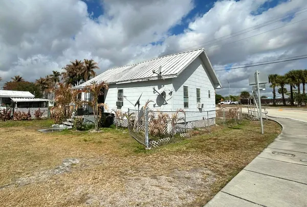 $1,350 | 315 Avenue J, Moore Haven, FL 33471