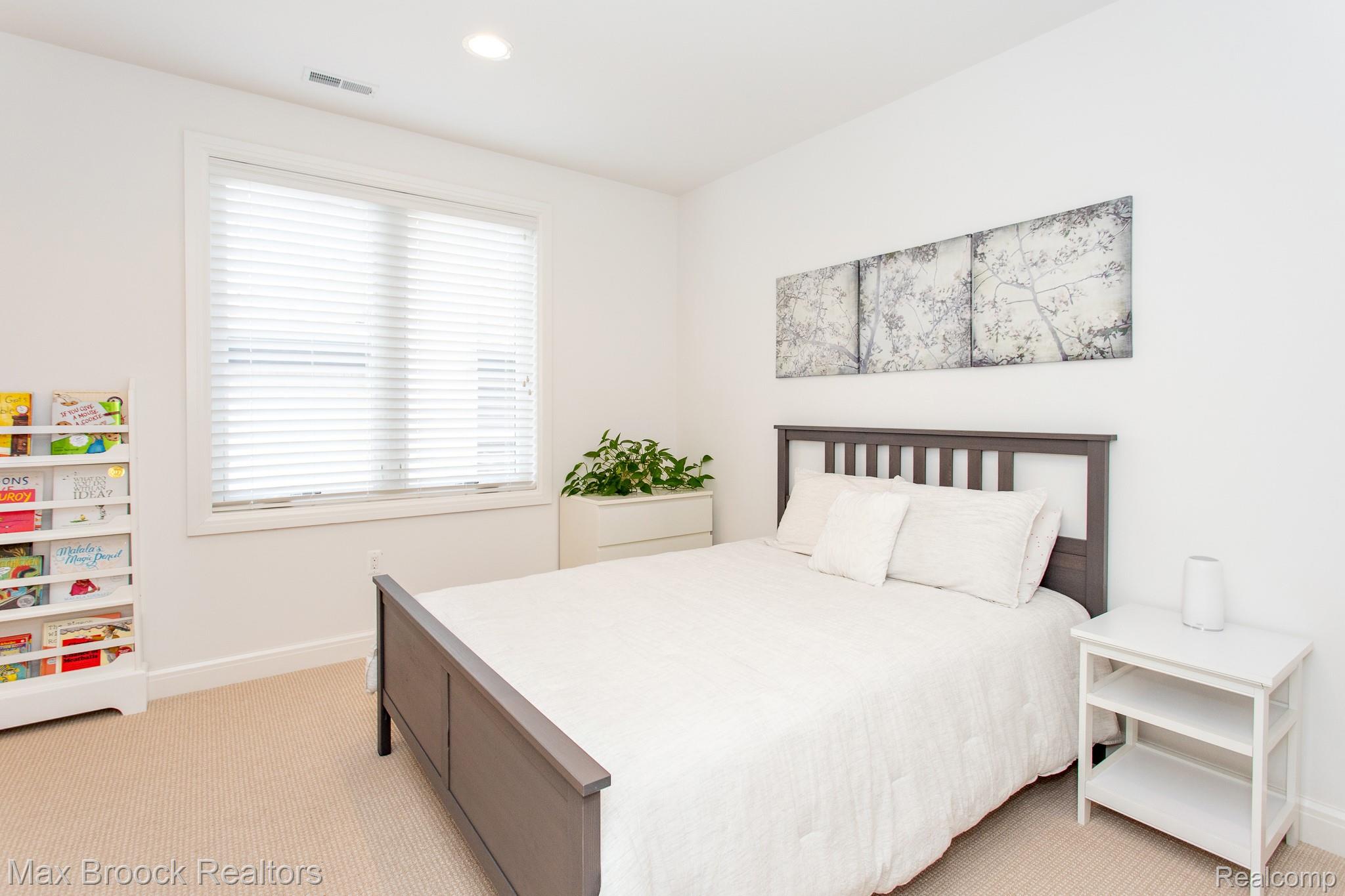 25925 York Road Royal Oak, MI 48067 - Photo 65 of 88 Bedroom featuring light colored carpet and recessed lighting