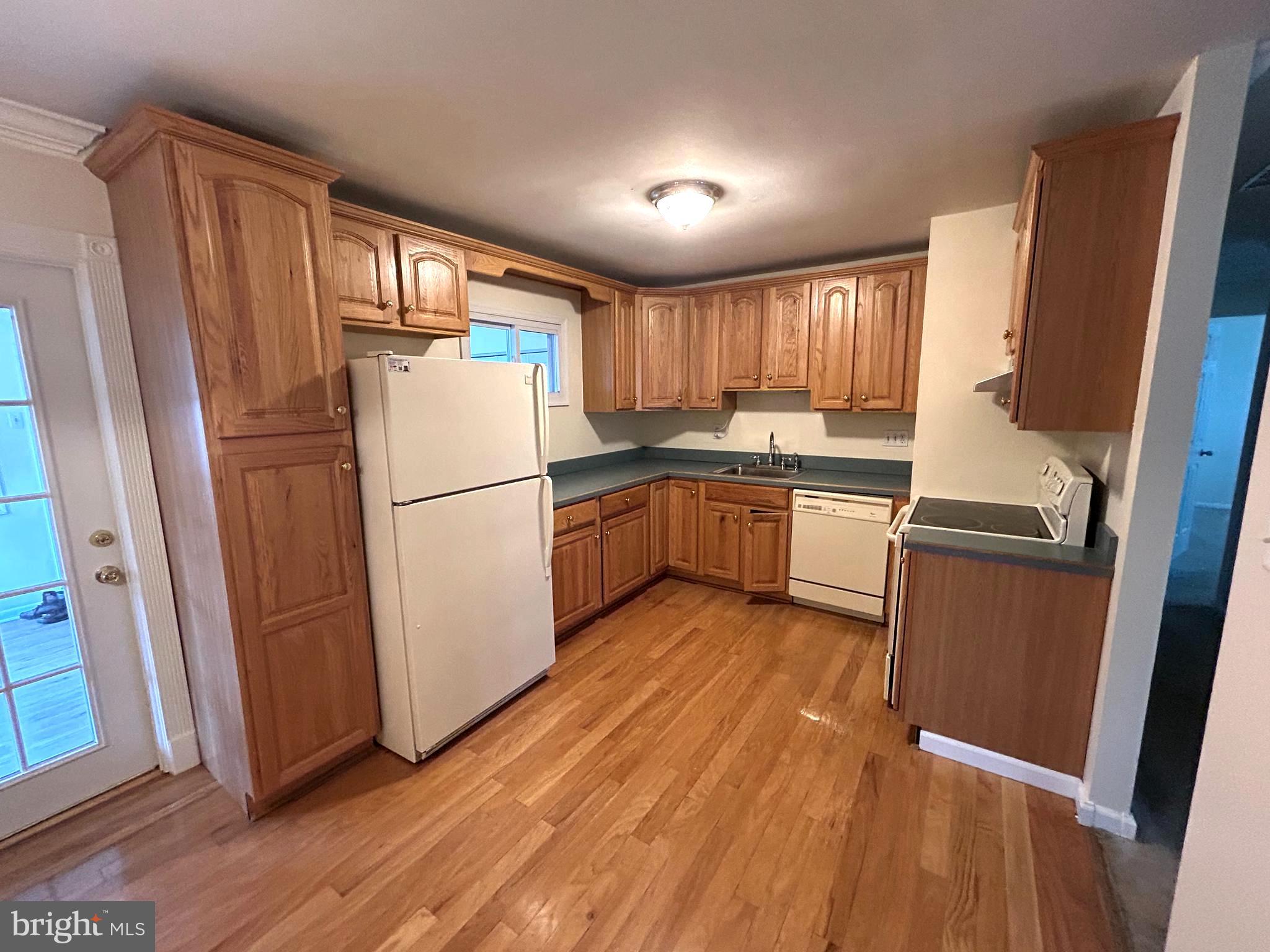 111 North Hickory Road Sterling, VA 20164 - Photo 17 of 30 a kitchen with a refrigerator a sink and dishwasher
