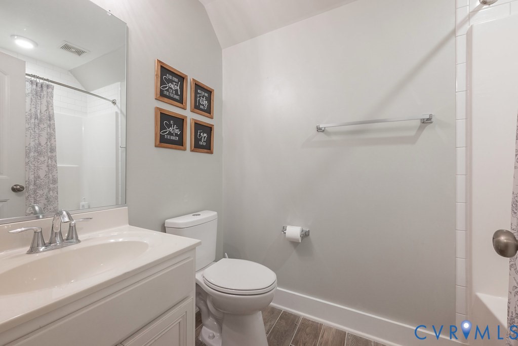 6446 Chestnut Church Road Mechanicsville, VA 23116 - Photo 32 of 49 Second floor full bathroom featuring a white vanit