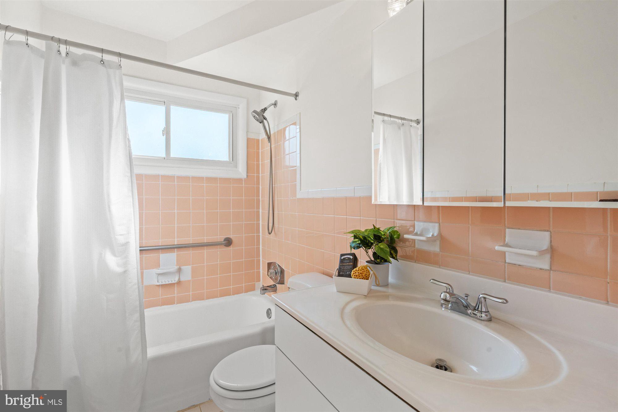 6200 Rockhurst Road Bethesda, MD 20817 - Photo 13 of 31 Full bath on main level