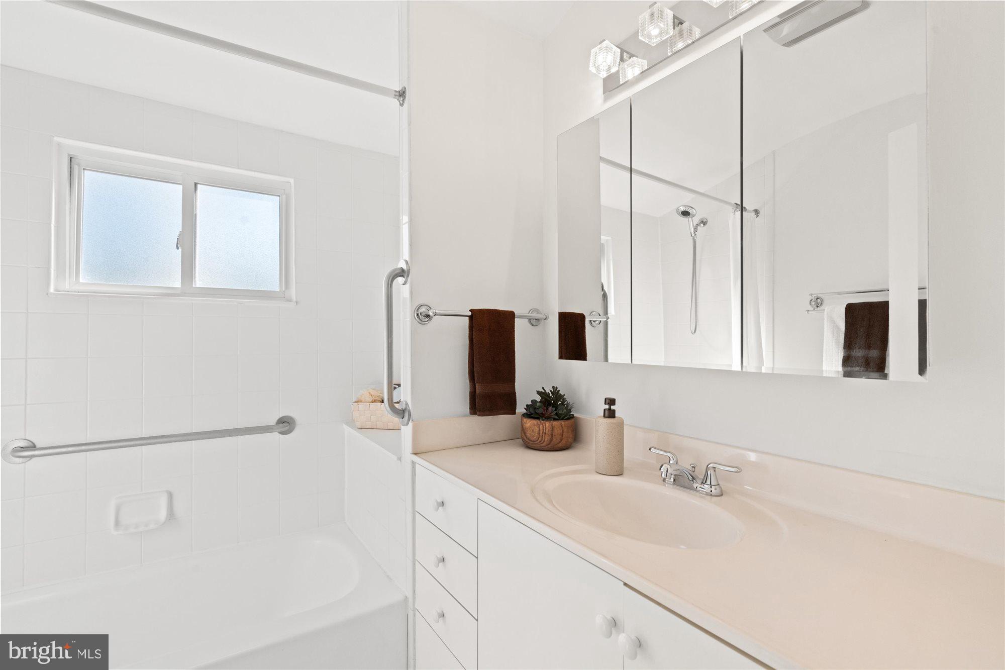 6200 Rockhurst Road Bethesda, MD 20817 - Photo 19 of 31 Full bath on second level