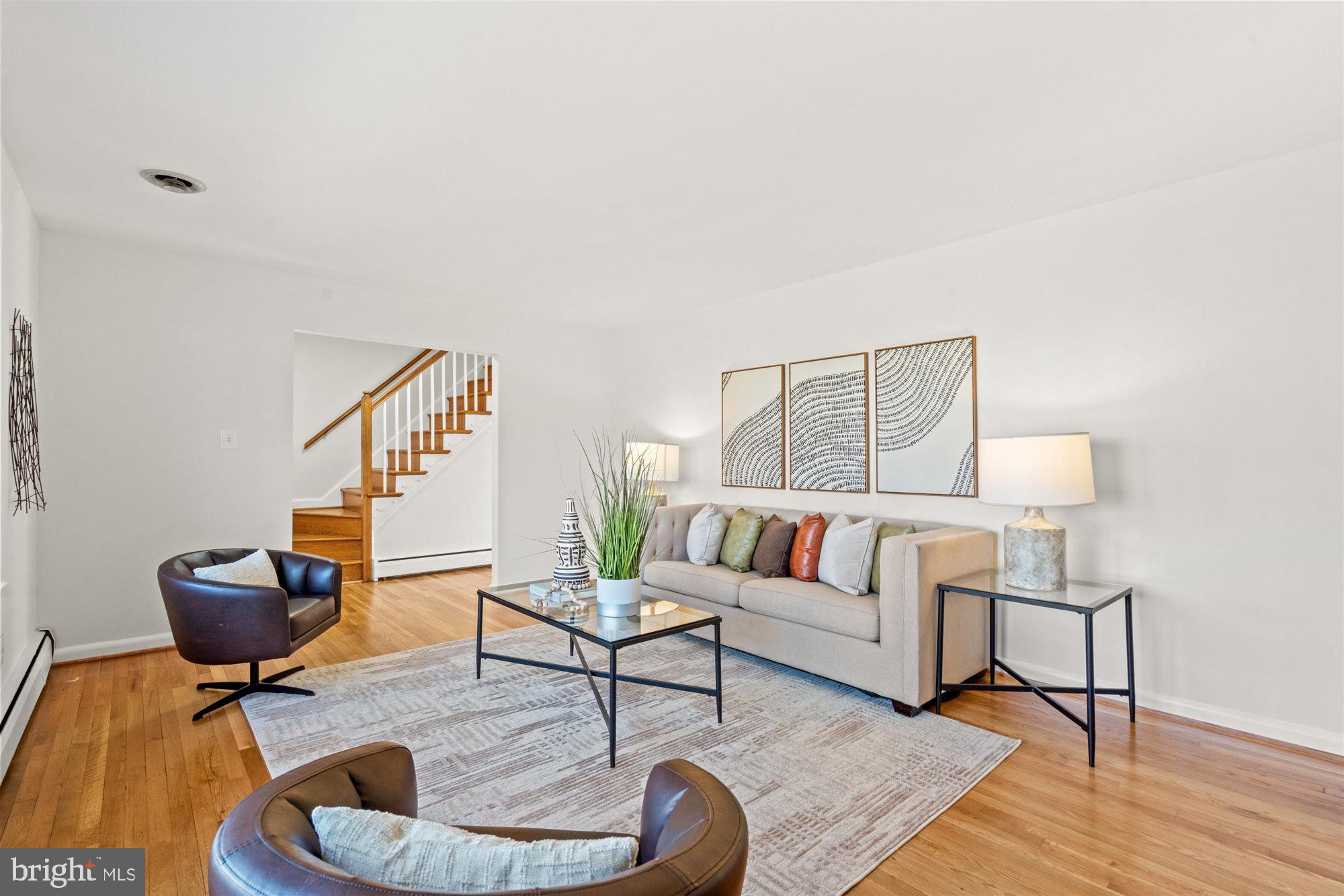 6200 Rockhurst Road Bethesda, MD 20817 - Photo 4 of 31 Living room