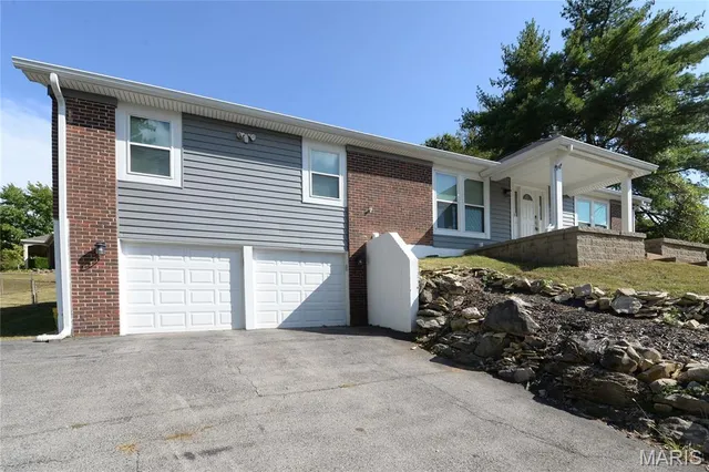 $2,800 | 2208 Centeroyal Drive, St. Louis, MO 63131