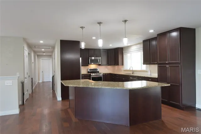 $2,800 | 2208 Centeroyal Drive, St. Louis, MO 63131