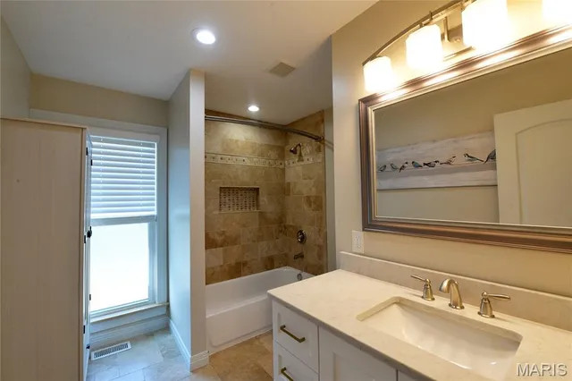 $2,800 | 2208 Centeroyal Drive, St. Louis, MO 63131