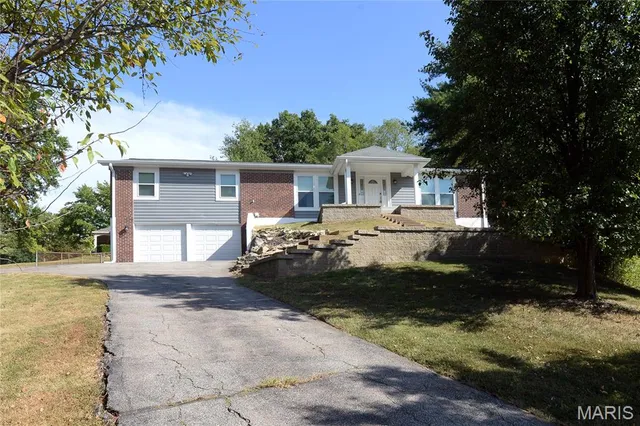 $2,800 | 2208 Centeroyal Drive, St. Louis, MO 63131