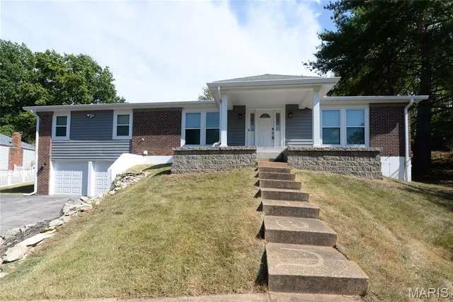 $2,800 | 2208 Centeroyal Drive, St. Louis, MO 63131