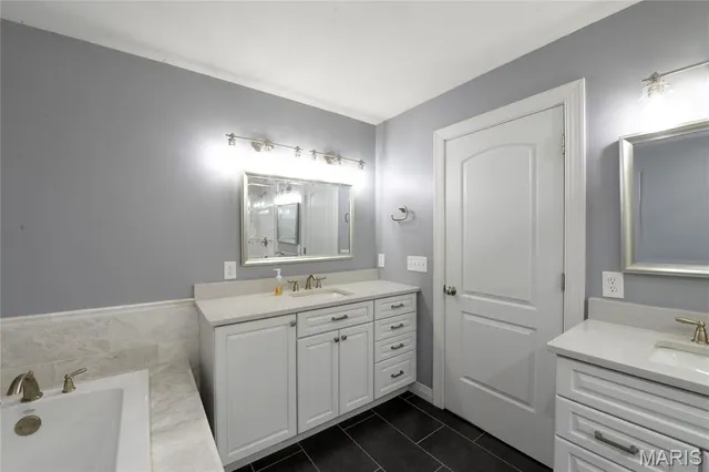 $2,800 | 2208 Centeroyal Drive, St. Louis, MO 63131