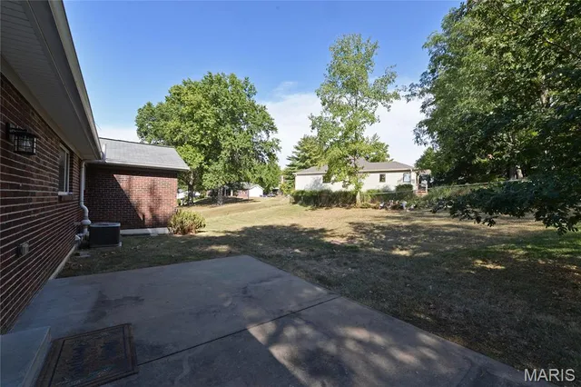 $2,800 | 2208 Centeroyal Drive, St. Louis, MO 63131