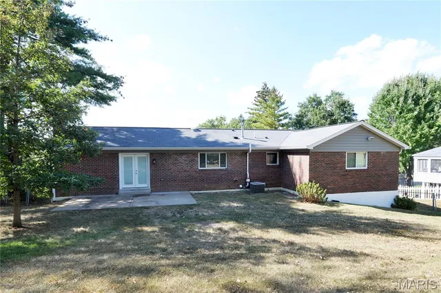 $2,800 | 2208 Centeroyal Drive, St. Louis, MO 63131