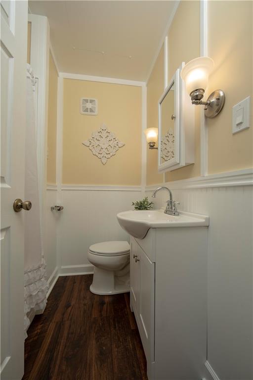 101 Shadyhill Road Pittsburgh, PA 15205 - Photo 12 of 25 BATHROOM on the main floor is decorated in neutral tones with just the right amount of pizazz.
