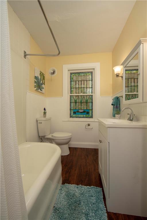 101 Shadyhill Road Pittsburgh, PA 15205 - Photo 13 of 25 BATHROOM - An additional full bath smartly decorated and enhanced by its stained glass window.