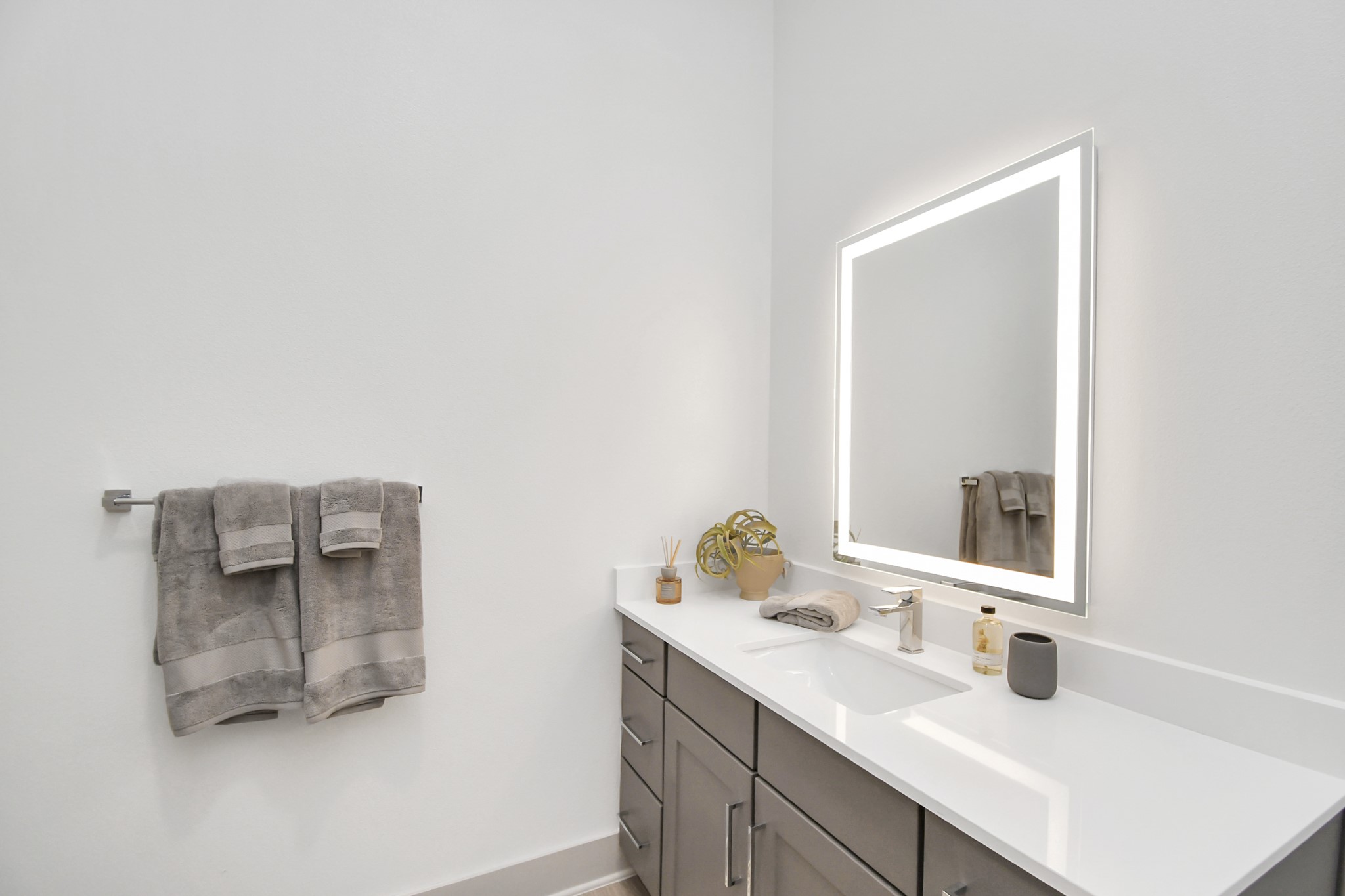 1617 Enid Street, Unit 177 Houston, TX 77009 - Photo 21 of 50 a bathroom with a sink and a mirror