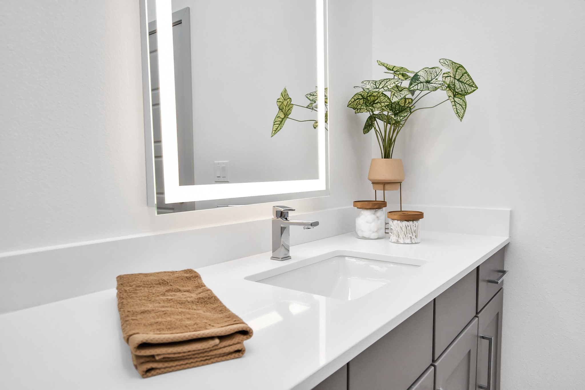 1617 Enid Street, Unit 177 Houston, TX 77009 - Photo 27 of 50 a bathroom with a sink a vanity and a mirror