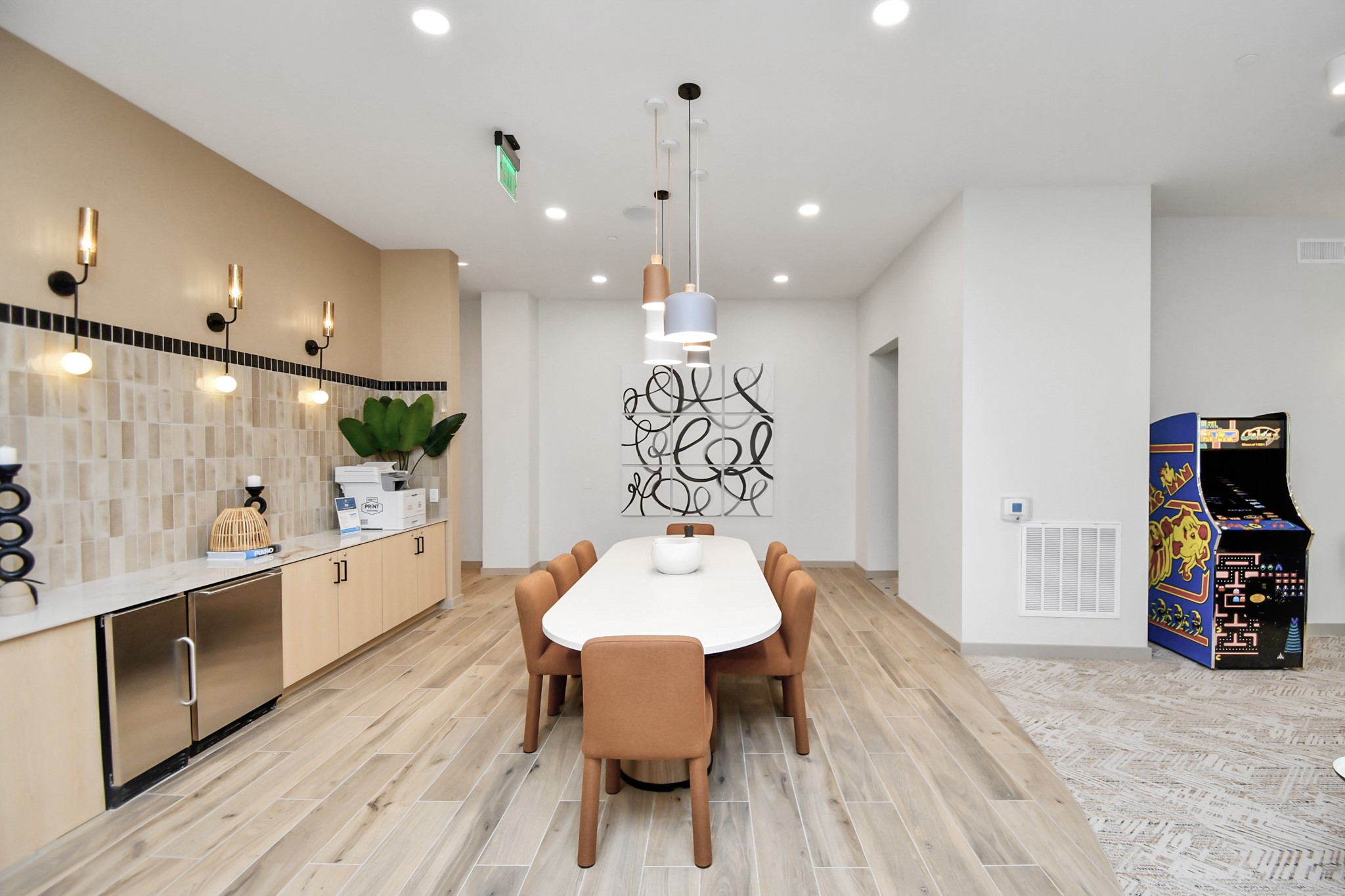 1617 Enid Street, Unit 177 Houston, TX 77009 - Photo 31 of 50 a large kitchen with a table and chairs