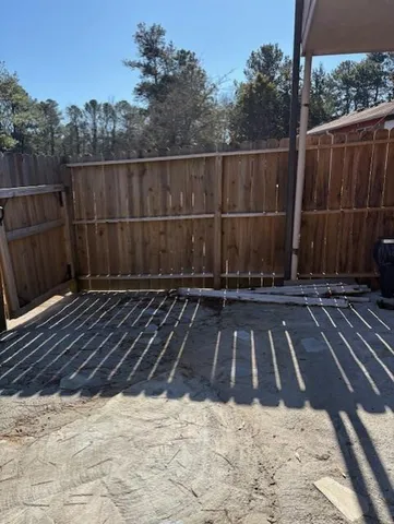 a view of a backyard