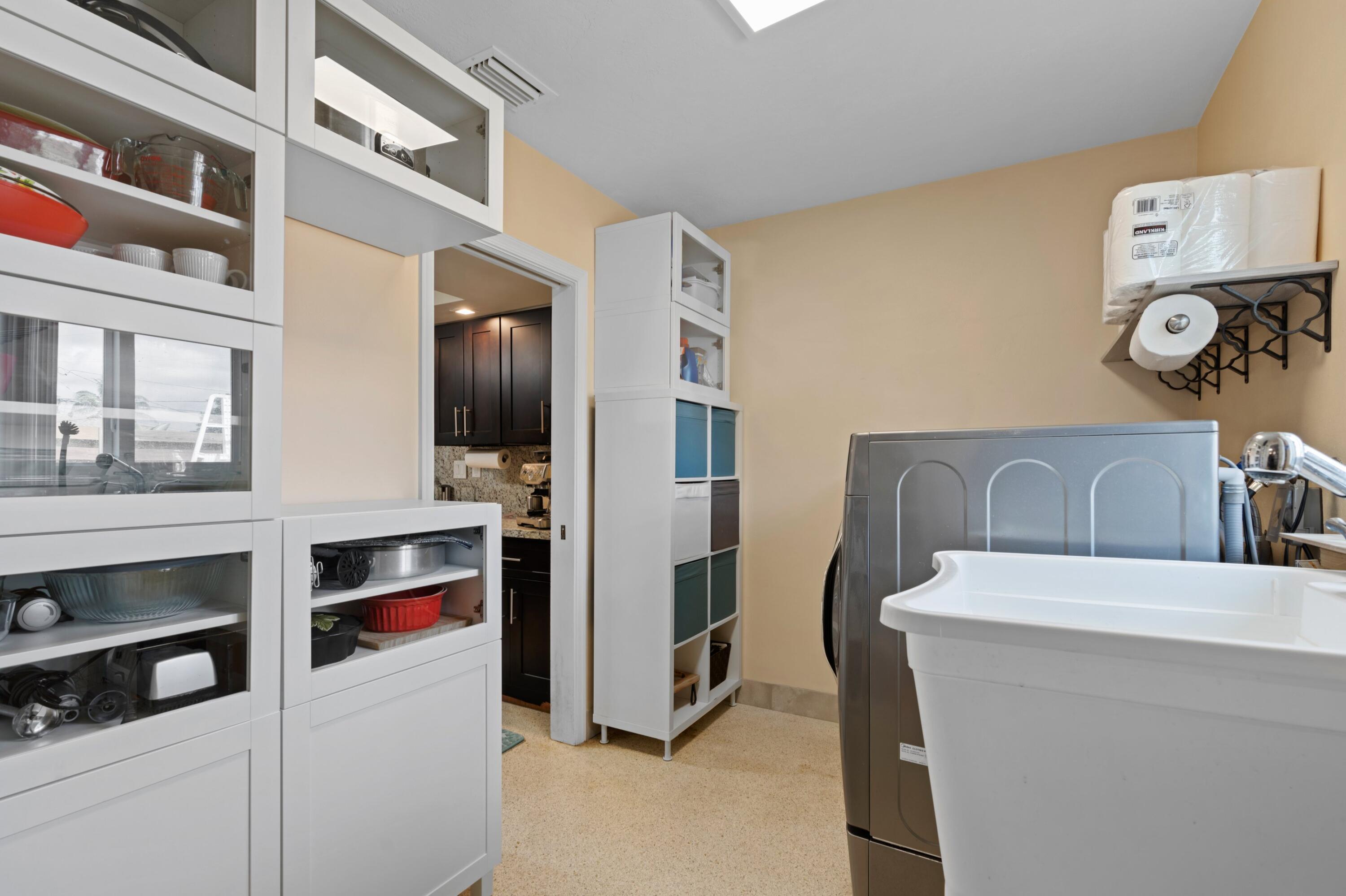 200 Northeast 28th Terrace Boca Raton, FL 33431 - Photo 16 of 35 Built-In Cabinets