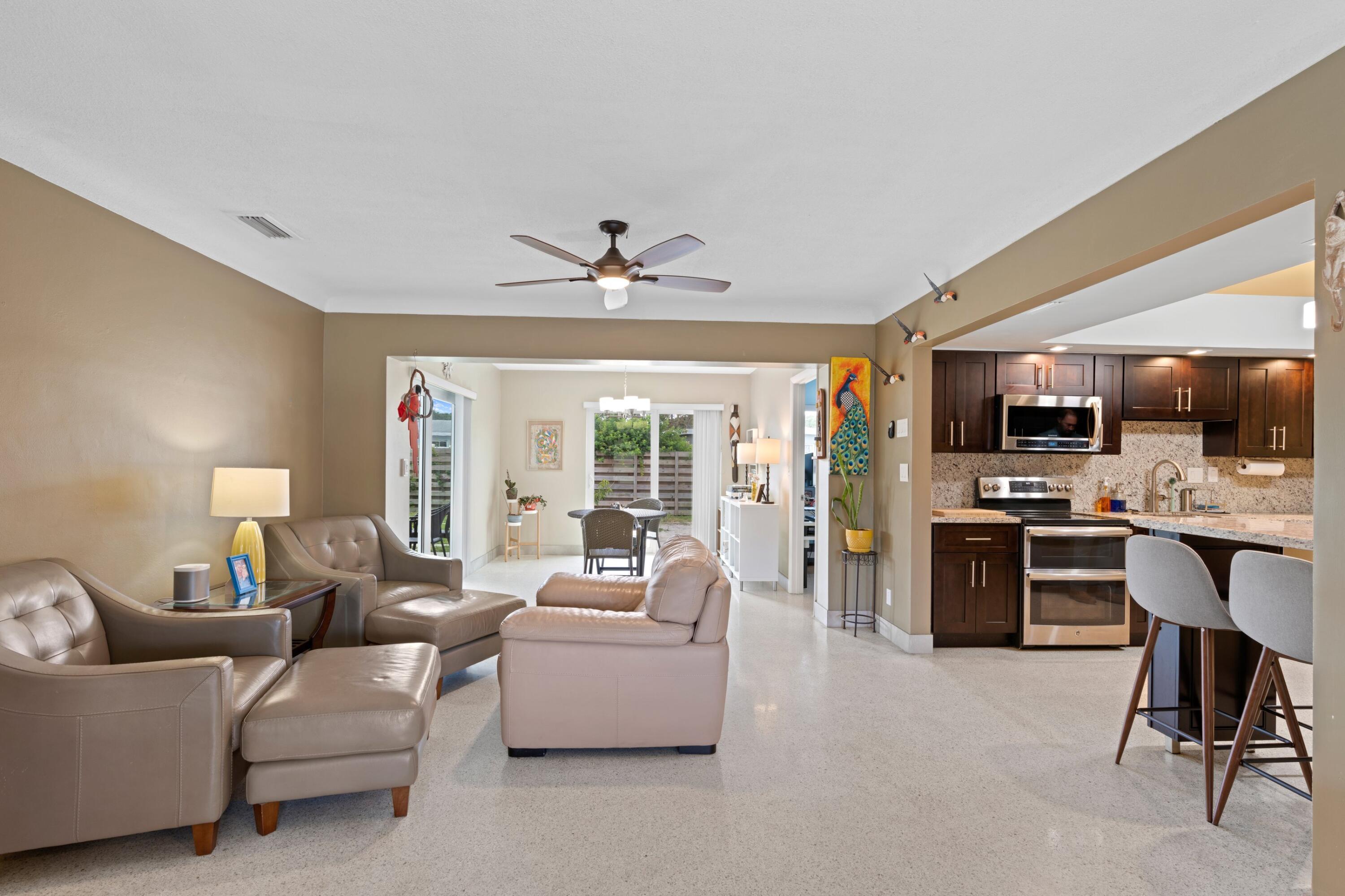 200 Northeast 28th Terrace Boca Raton, FL 33431 - Photo 5 of 35 Family Room
