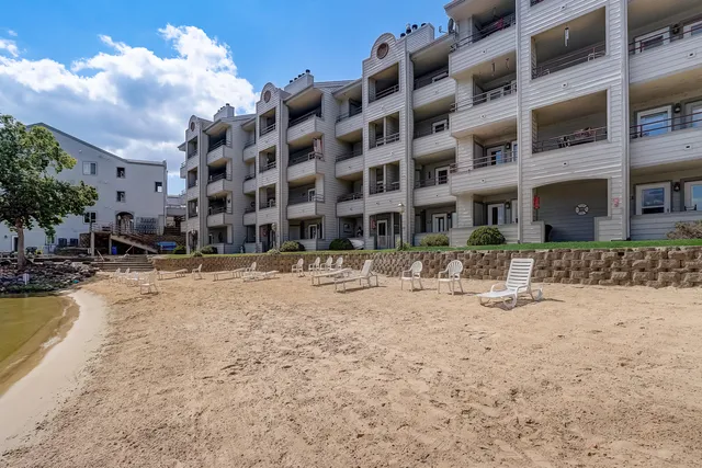 $214,900 | 530 East Hiawatha Drive, Unit 305, Wisconsin Dells, WI 53965