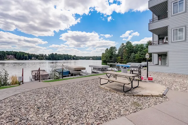 $214,900 | 530 East Hiawatha Drive, Unit 305, Wisconsin Dells, WI 53965