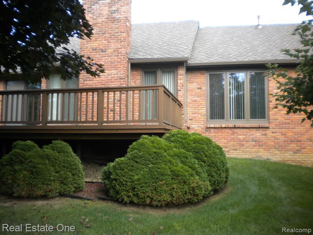 36615 Valley Ridge Drive Farmington, MI 48331 - Photo 15 of 51 Pella windows, newer roof and trim...refinished deck! Turn key!