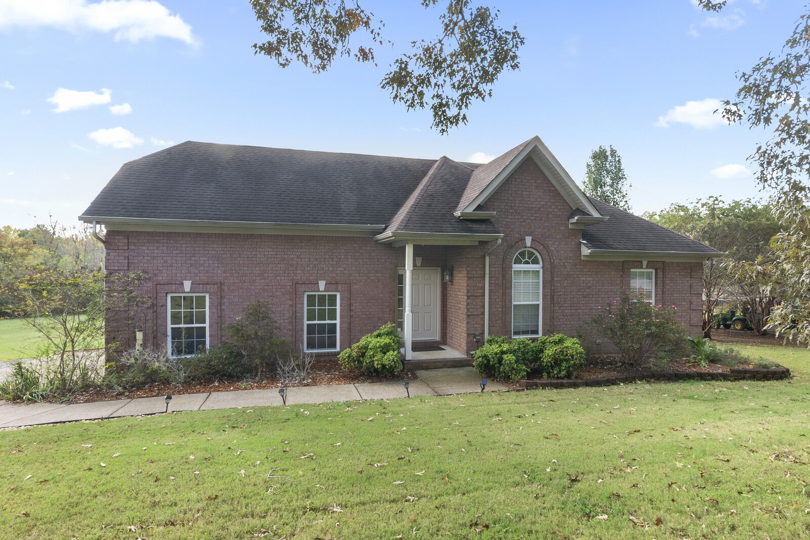450 Brown Road Lebanon, TN 37087 - Photo 2 of 37 a front view of a house with garden