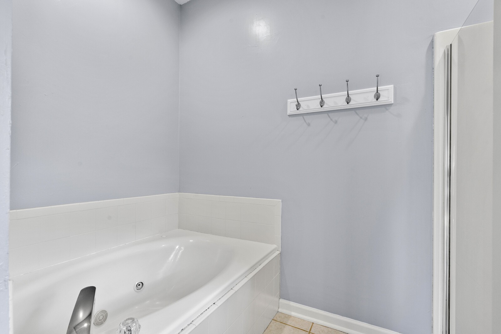 450 Brown Road Lebanon, TN 37087 - Photo 28 of 37 a bathroom with a bathtub