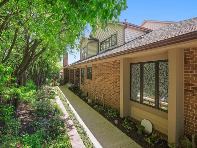 $575,000 | 1148 Mistwood Lane, Downers Grove, IL 60515