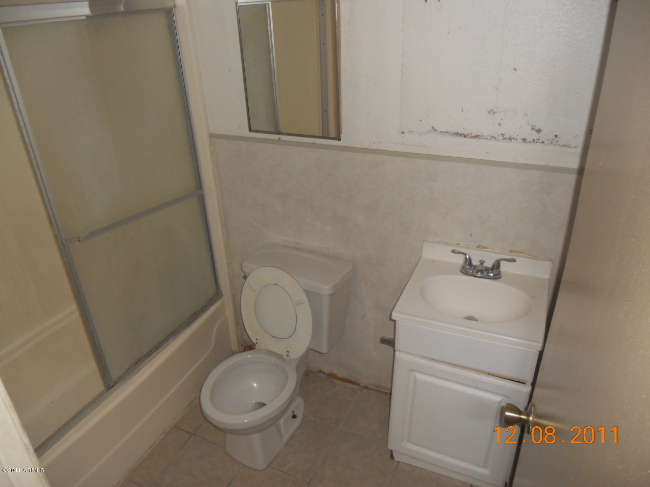 8643 West Piccadilly Road Phoenix, AZ 85037 - Photo 8 of 11 Second Bathroom