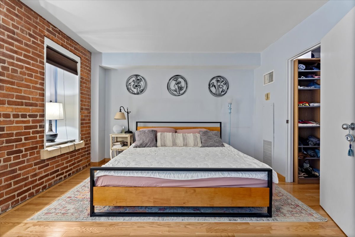 40 East 9th Street, Unit 1303 Chicago, IL 60605 - Photo 11 of 20 a bedroom with a bed and a window