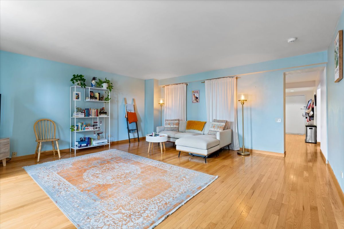 40 East 9th Street, Unit 1303 Chicago, IL 60605 - Photo 6 of 20 a living room with furniture and a table
