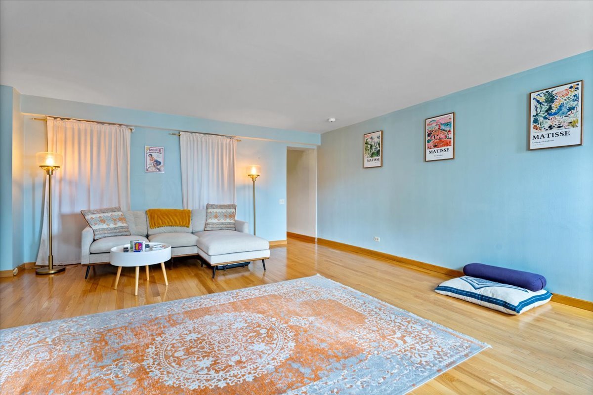 40 East 9th Street, Unit 1303 Chicago, IL 60605 - Photo 7 of 20 a bedroom with furniture and a wooden floor