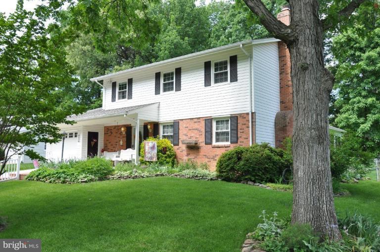 2000 Byrd Road Vienna, VA 22182 - Photo 1 of 30 a front view of house with yard and green space