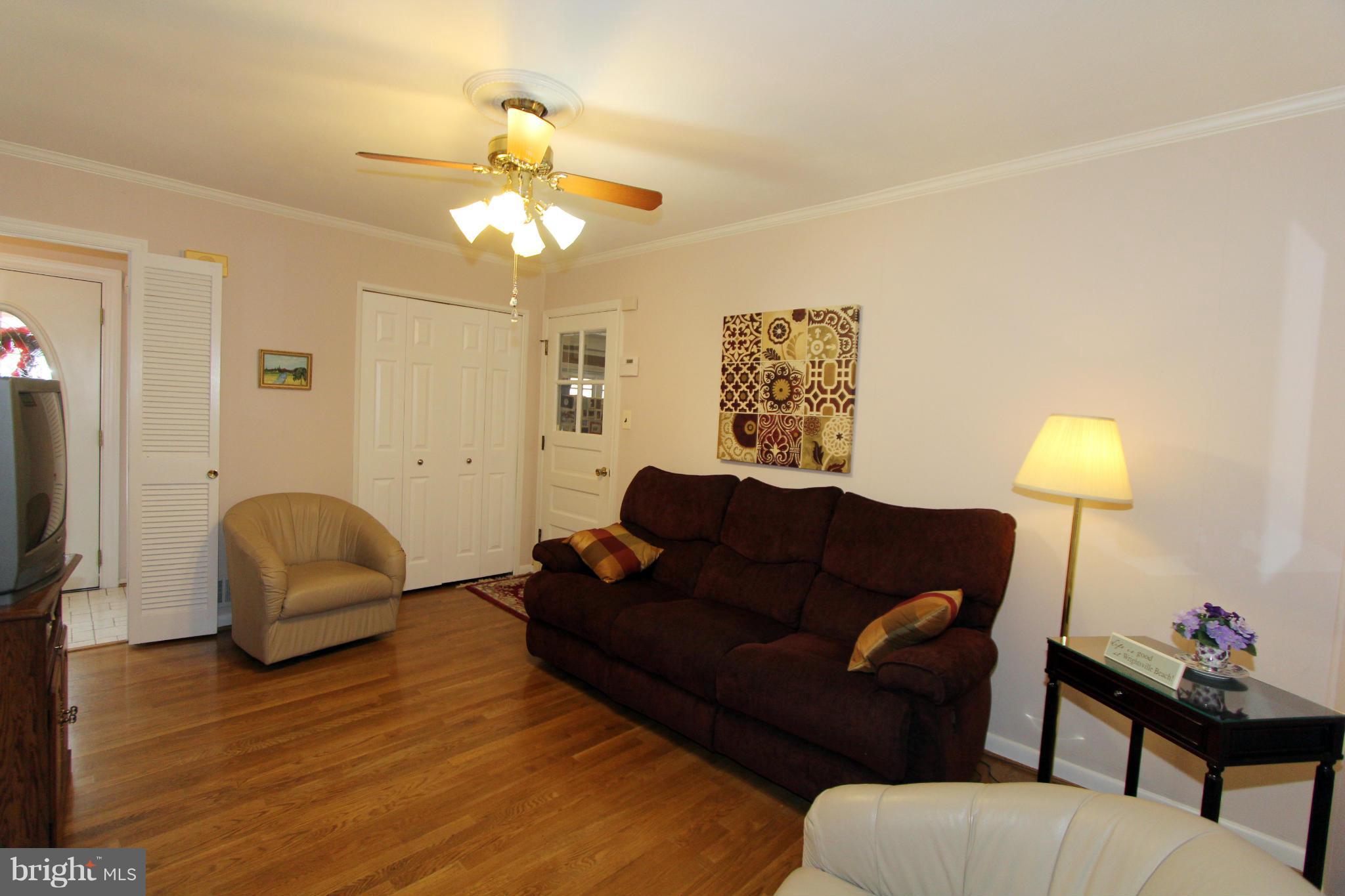 2000 Byrd Road Vienna, VA 22182 - Photo 19 of 30 a living room with furniture