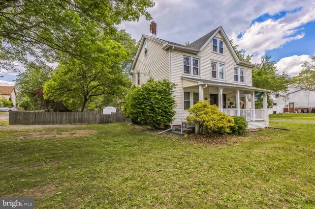 a view of a house with a yard and plants