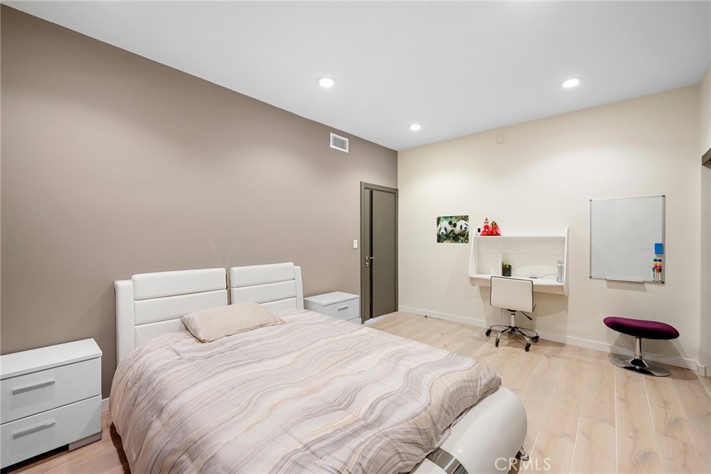 3331 Oakmont View Drive Glendale, CA 91208 - Photo 38 of 50 a bedroom with a bed and a dresser