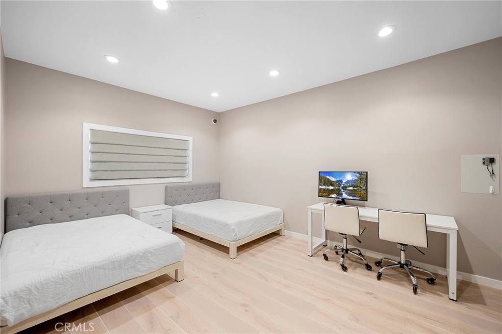 3331 Oakmont View Drive Glendale, CA 91208 - Photo 40 of 50 a bedroom with two beds and a desk