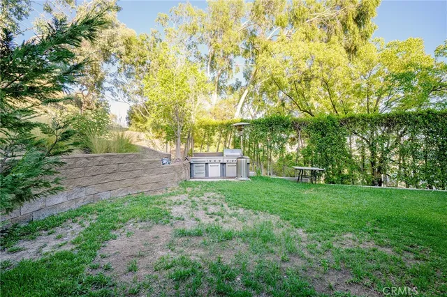 a view of a back yard