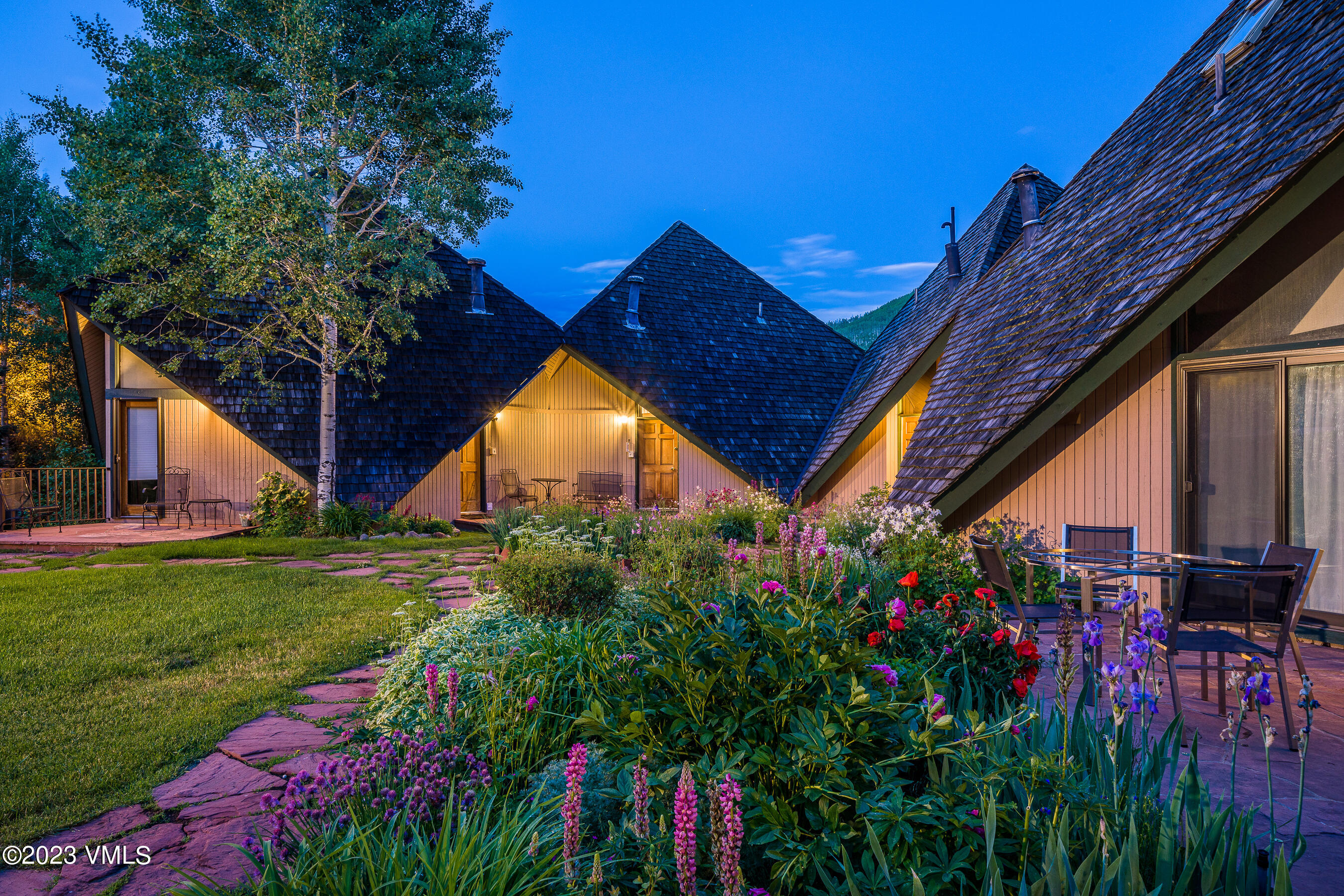 1400 Lions Ridge Loop, Unit A2 Vail, CO 81657 - Photo 34 of 38 a view of backyard with potted plants and a large tree