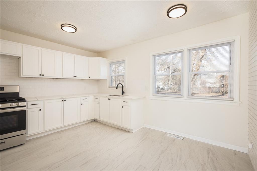 408 9th St Terrace Warrensburg, MO 64093 - Photo 14 of 36