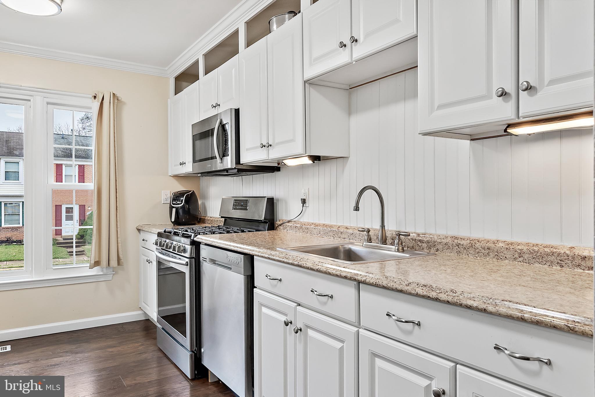 9504 Covington Place Manassas, VA 20109 - Photo 11 of 40 ML: White Kitchen with Granite Counter Tops