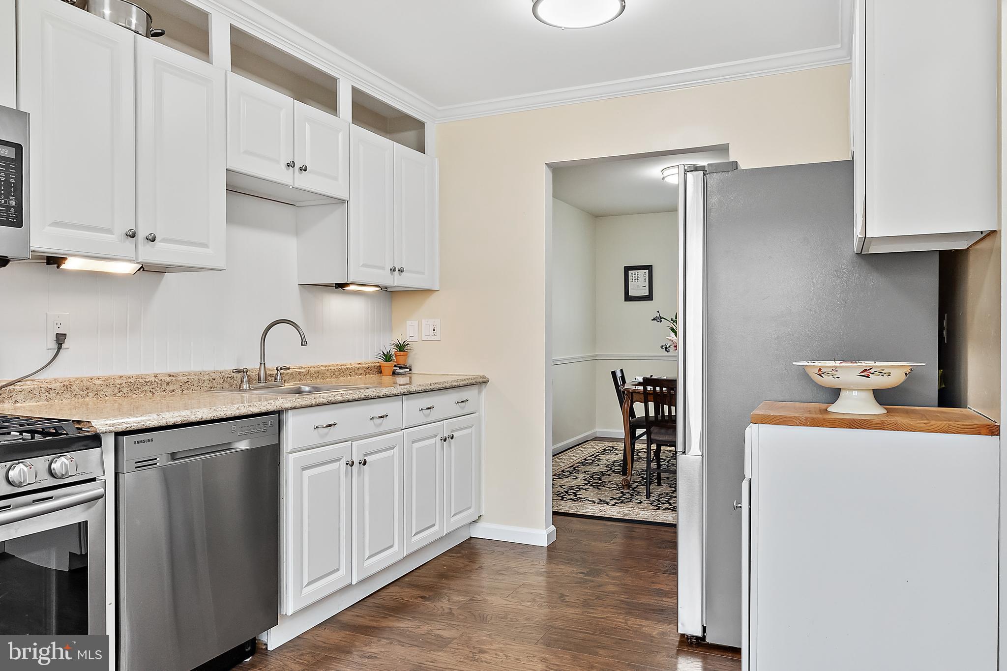 9504 Covington Place Manassas, VA 20109 - Photo 12 of 40 ML: White Kitchen with Granite Counter Tops
