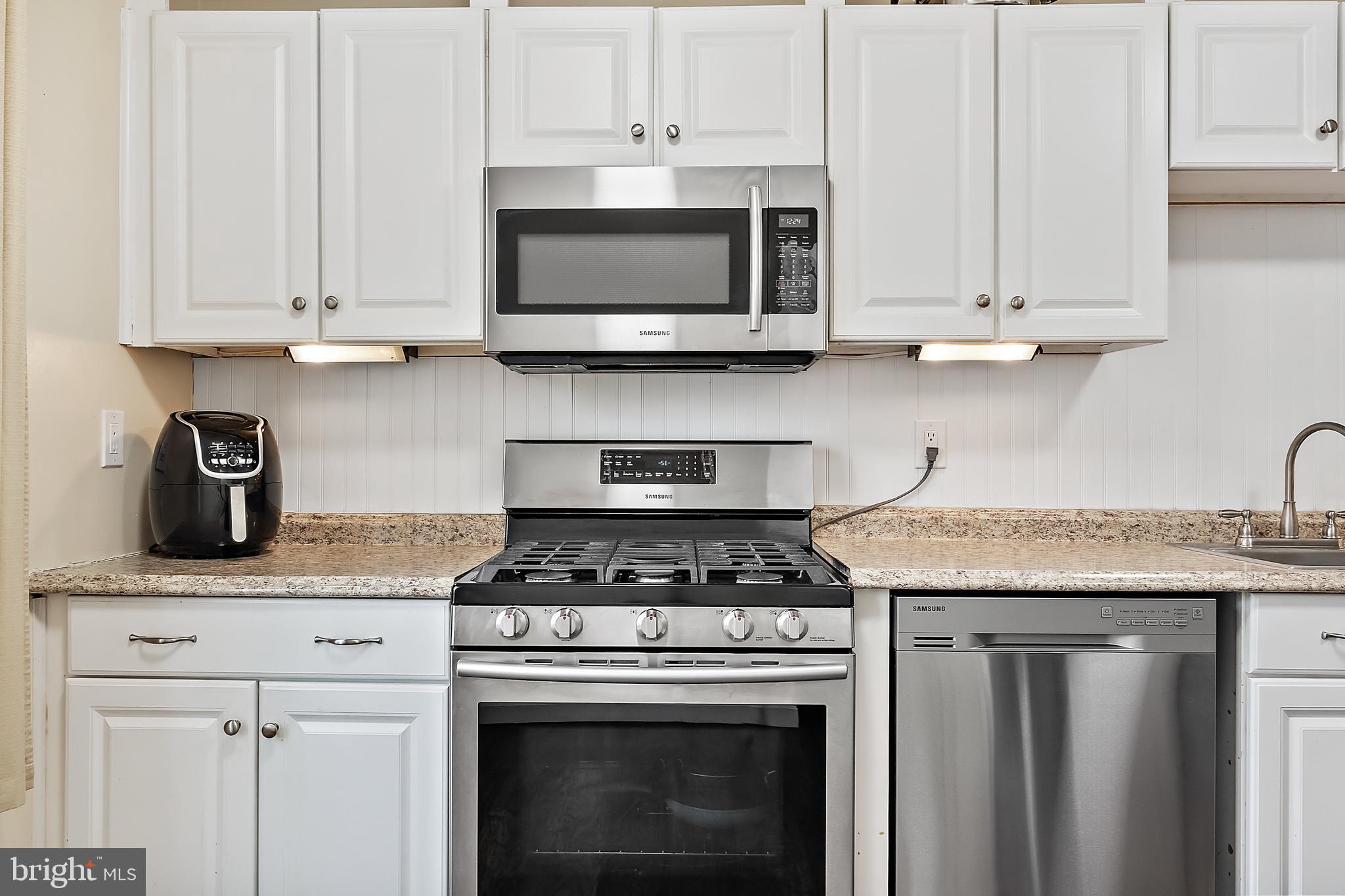9504 Covington Place Manassas, VA 20109 - Photo 13 of 40 ML: Kitchen w/Granite Counter Tops & SS Appliances