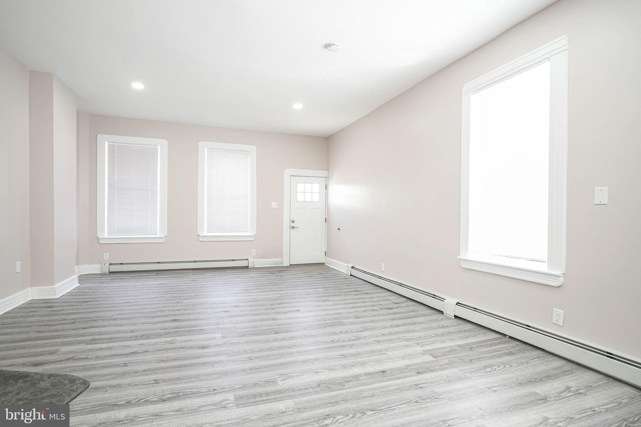 102 Thompson Street Burlington, NJ 08016 - Photo 10 of 36 High Ceilings